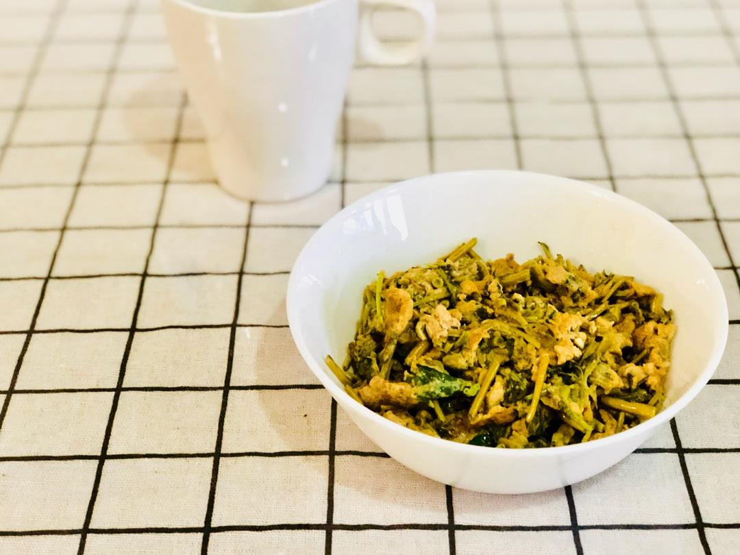 椿芽炒蛋，不美，味则浓！