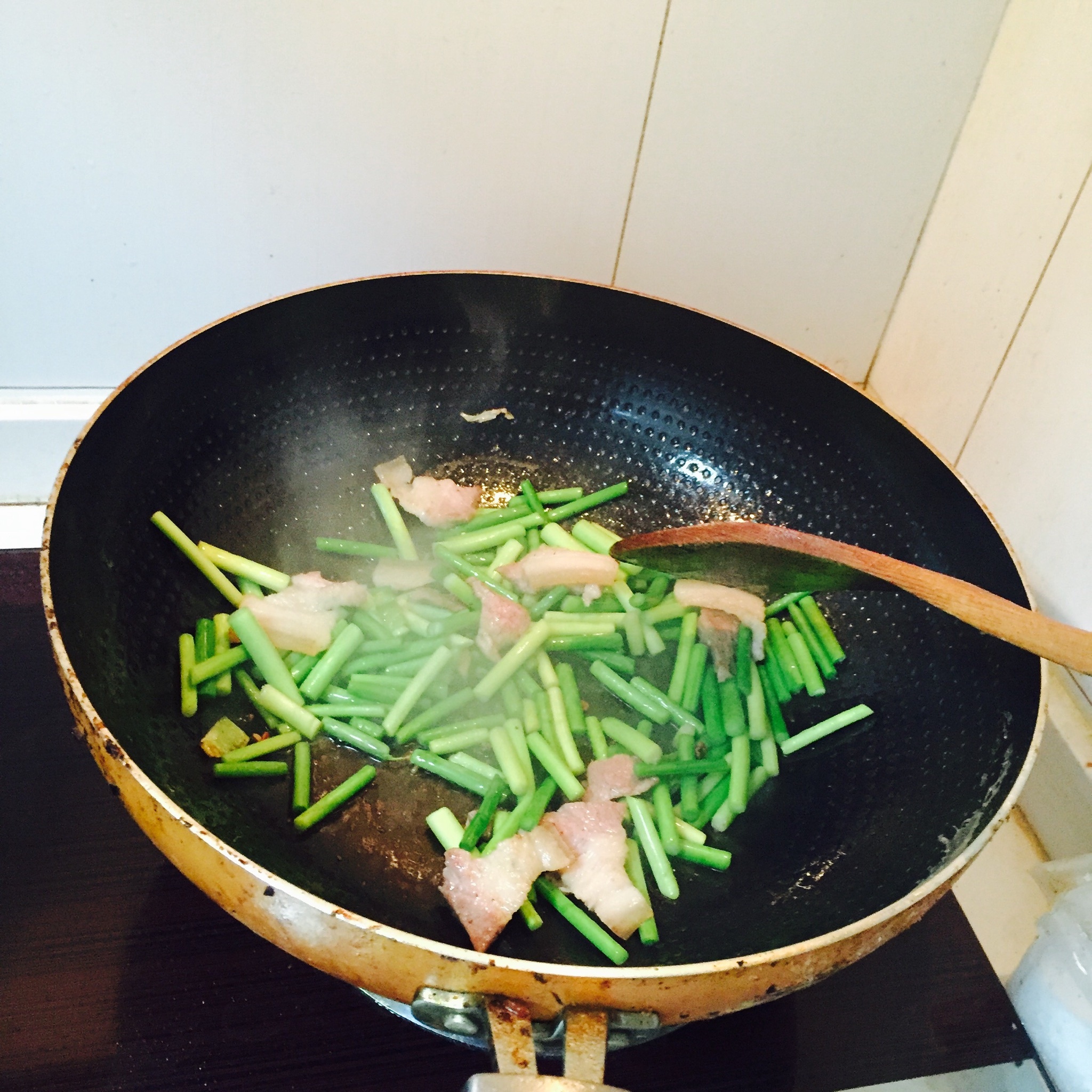 蒜苔炒肉的做法 步骤1
