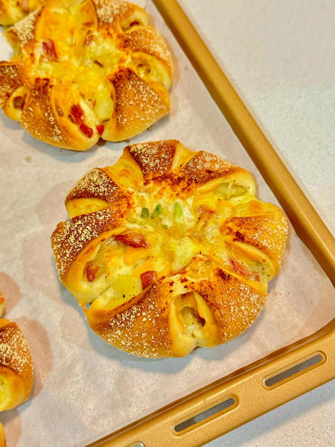 『美味咸香』椒盐土豆香肠花花包