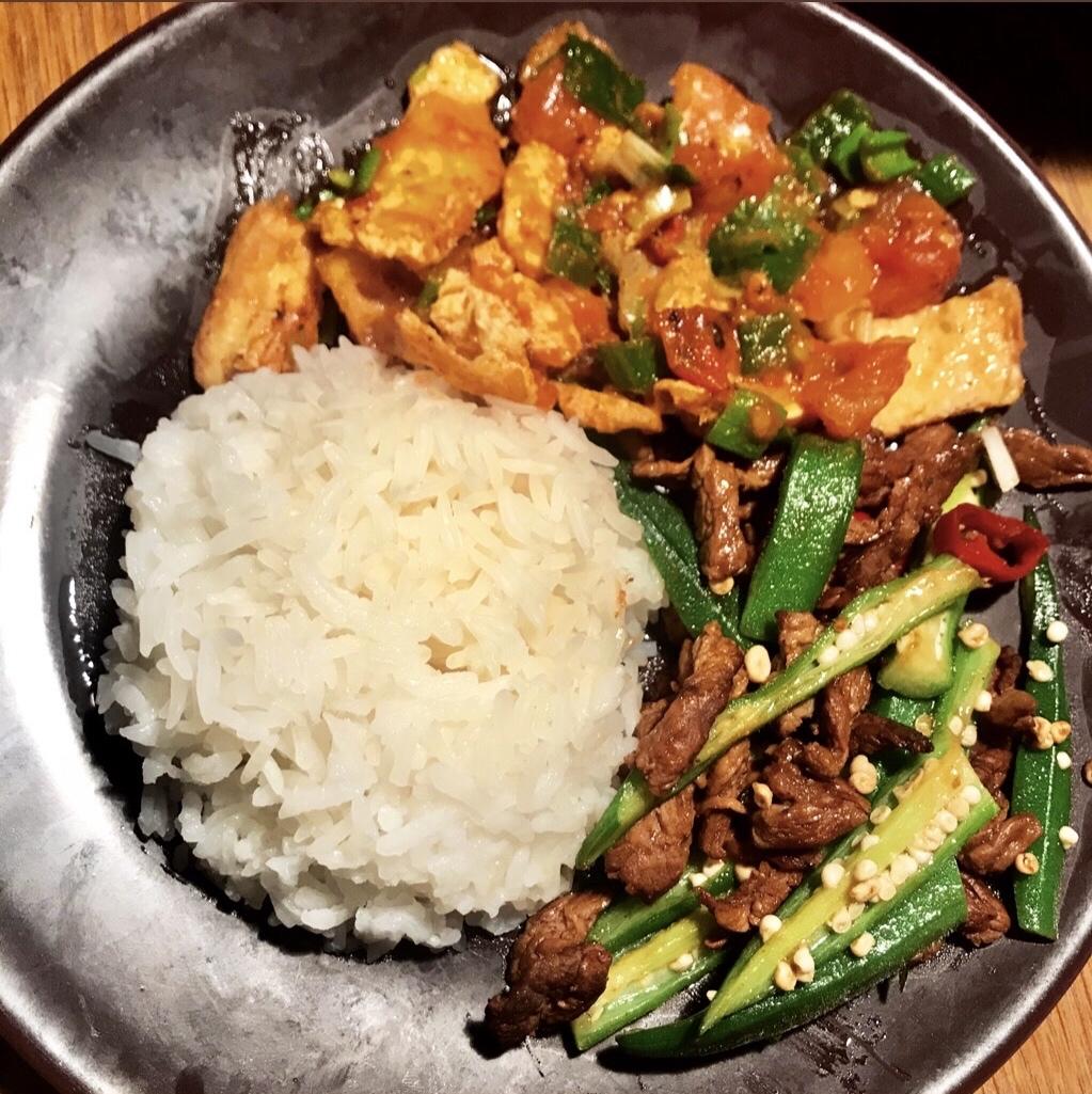 炒鸡下饭的牛肉炒秋葵