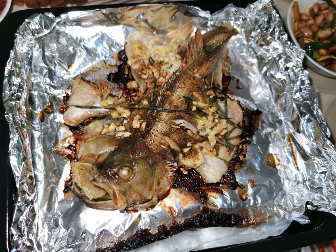 蒜香烤鲈鱼