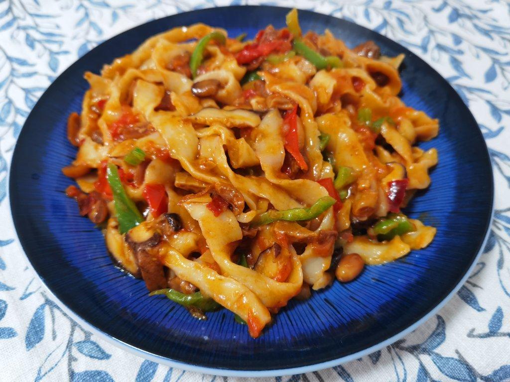 绣球吾崽做的秒杀拉面店里的牛肉炒刀削面