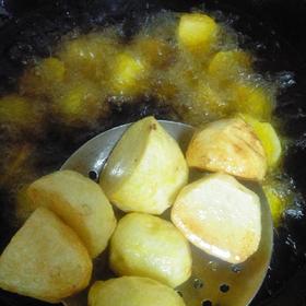 清油炸土豆块蘸辣椒面（简单又好吃）