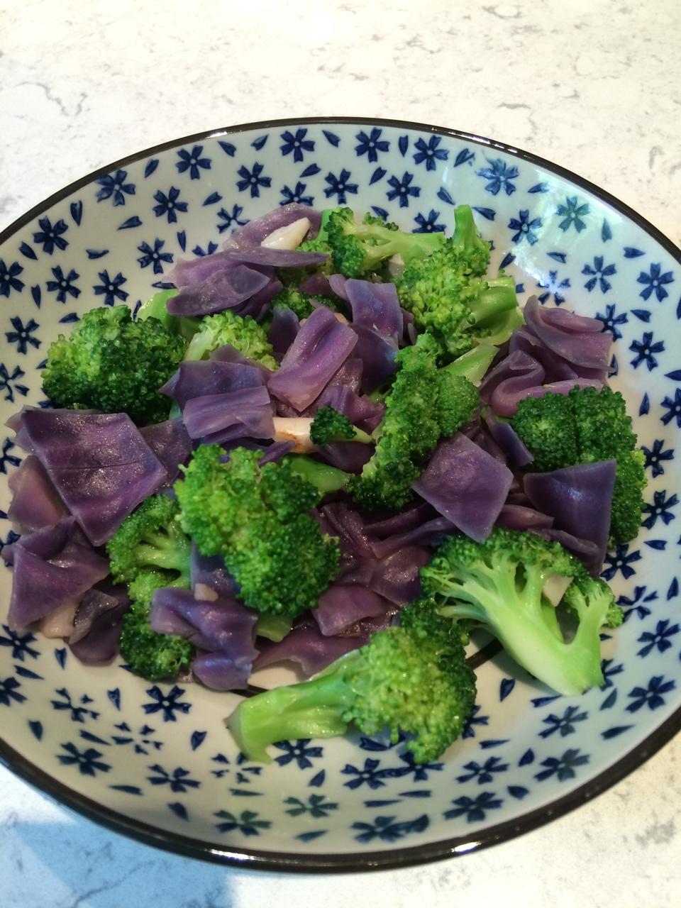 高营养值+高颜值的紫甘蓝炒西兰花