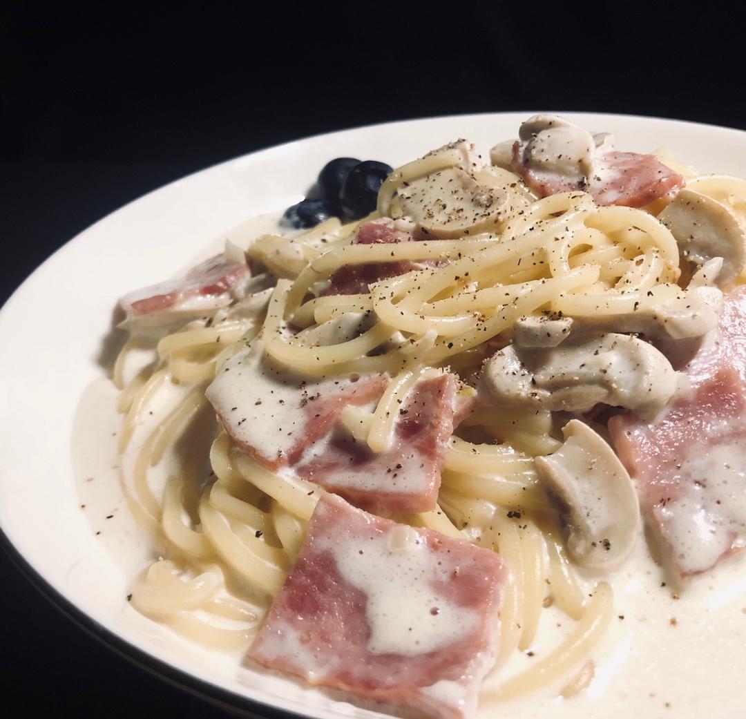 白蘑菇奶油培根意面
