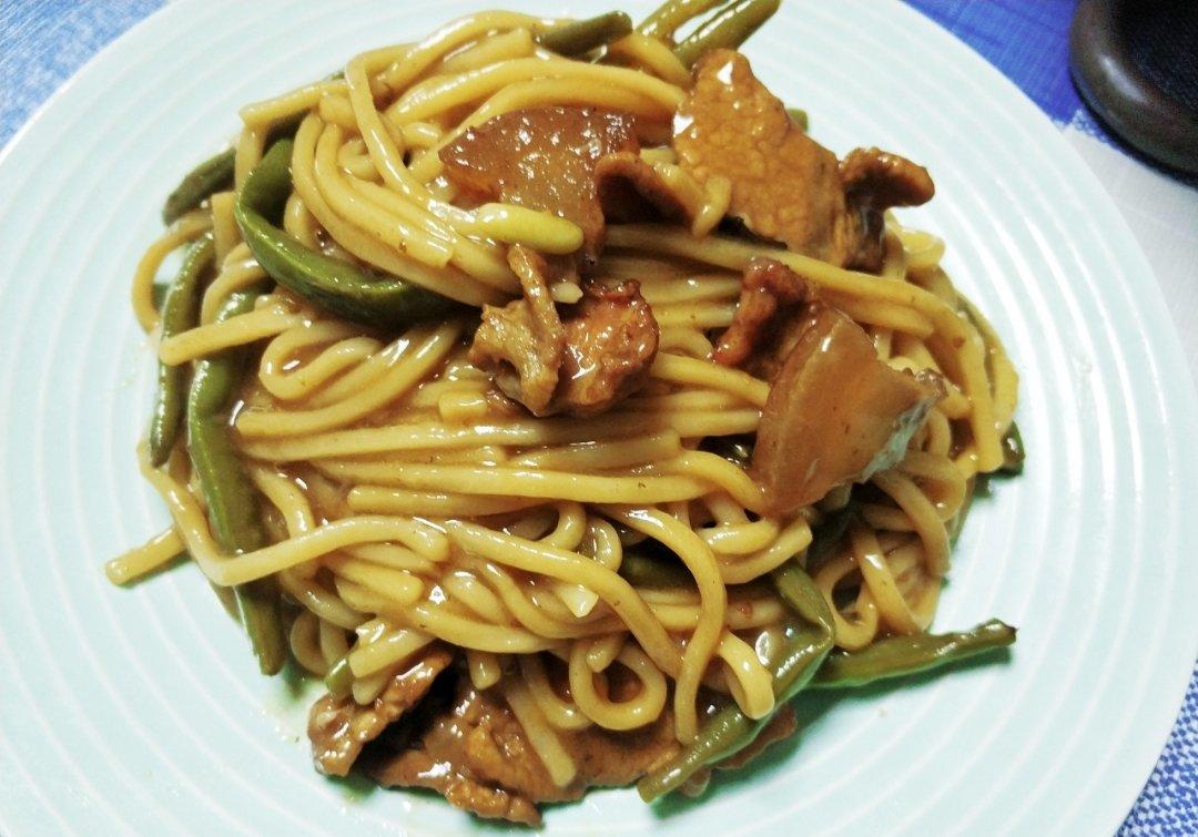 红烧肉豆角焖面