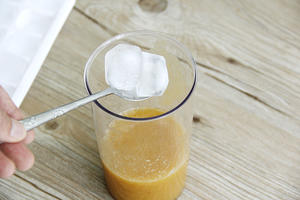 鲜榨冰黄桃汁的做法 步骤8