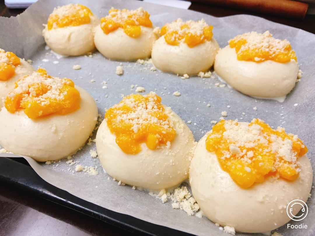 椰子味酥粒芒果面包