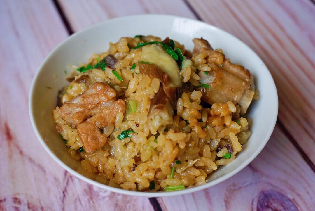 电饭煲快煮式茄子排骨焖饭的做法