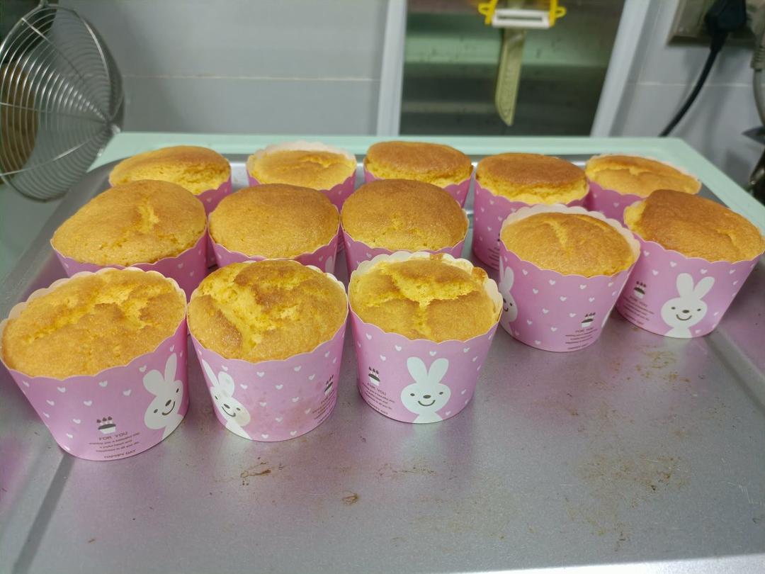 全蛋法打发原味海绵杯子蛋糕