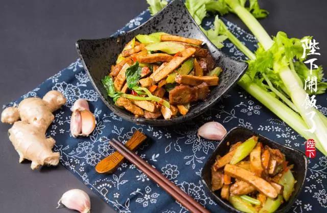 回锅肉西芹香干（转自陛下开饭了）