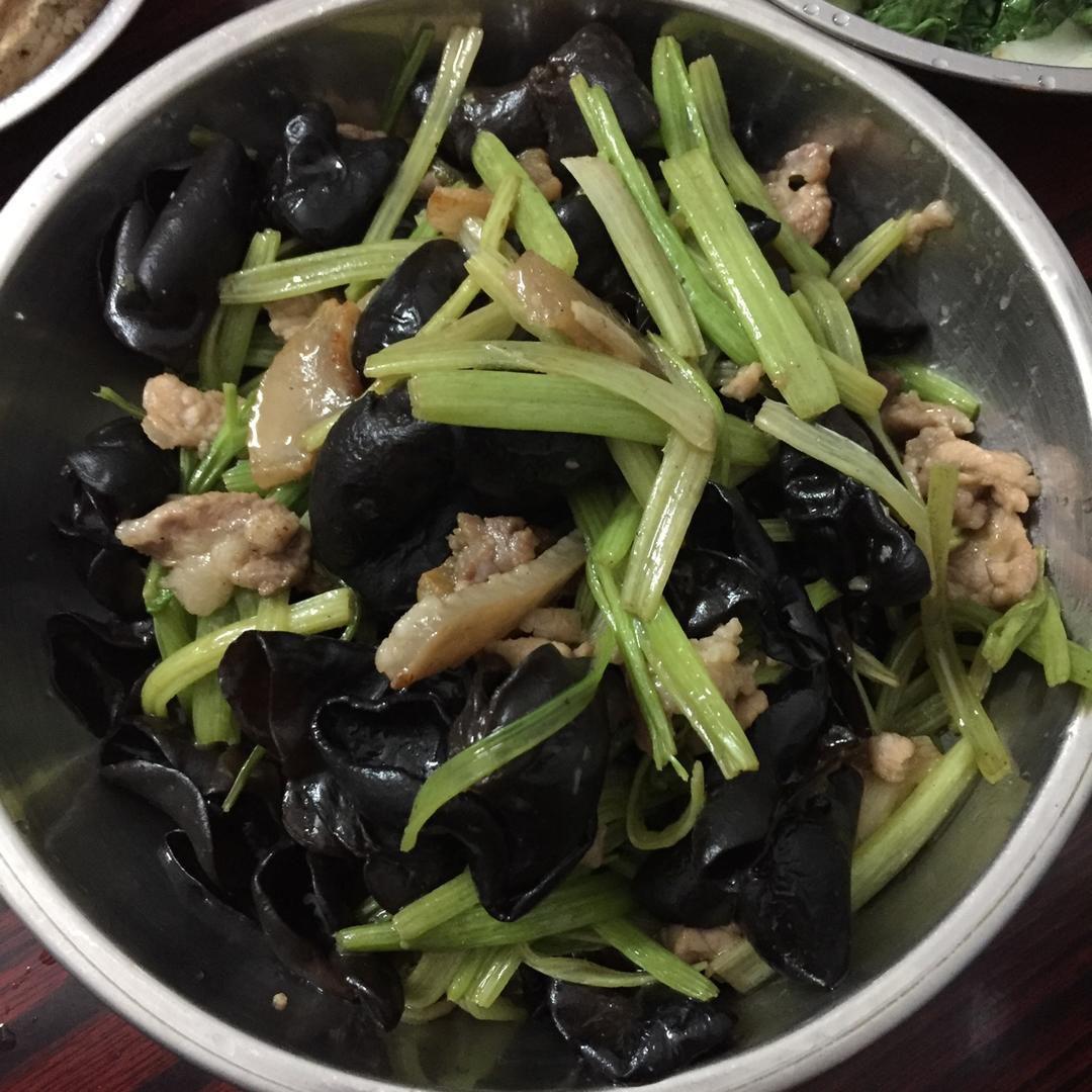 木耳芹菜胡萝卜炒肉