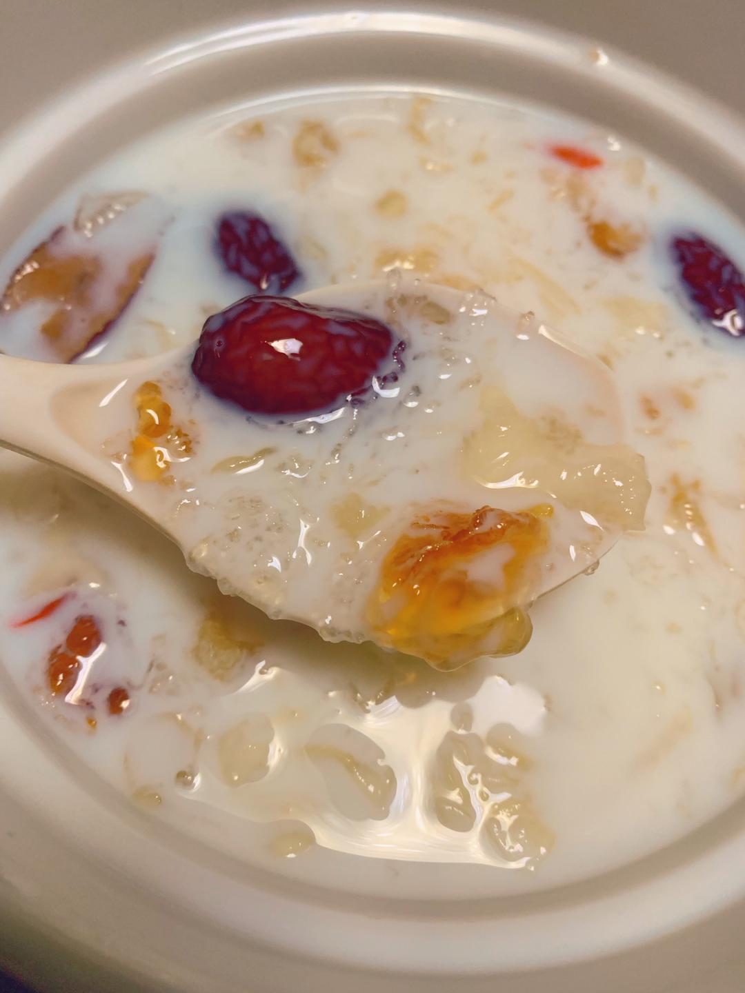 桃胶雪燕皂米银耳汤的做法