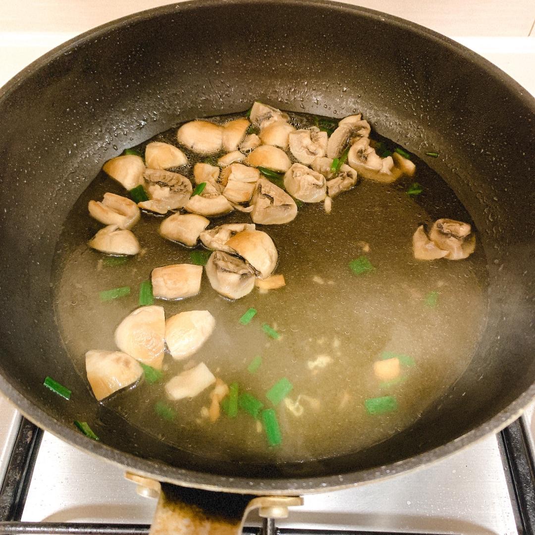 鲜掉眉毛口蘑汤