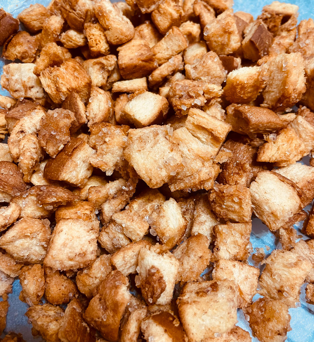 超级简单的焦糖肉桂面包粒