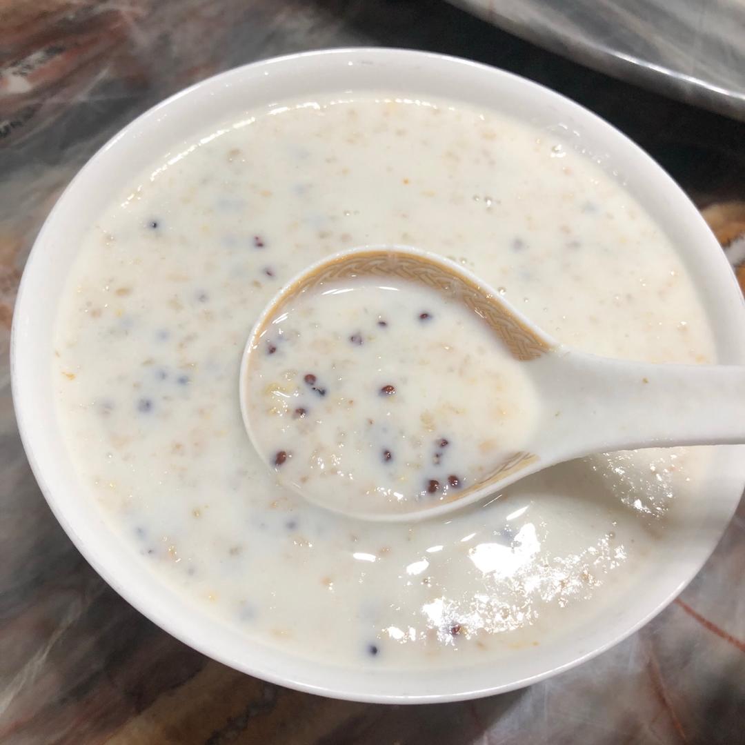 藜麦奶香燕麦粥