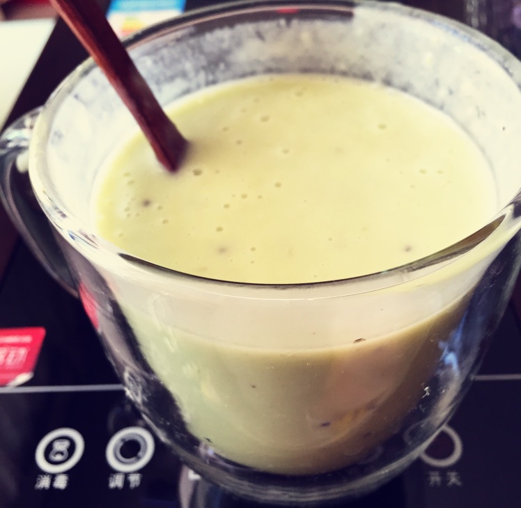 牛油果香蕉猕猴桃奶昔