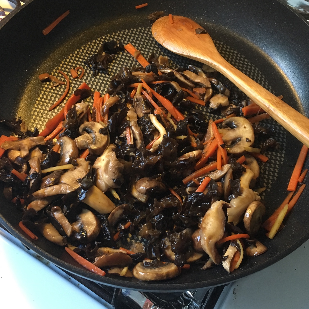 胡萝卜香菇炒木耳