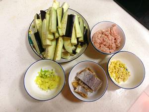 少油版 🌈咸鱼肉糜茄子煲的做法 步骤1