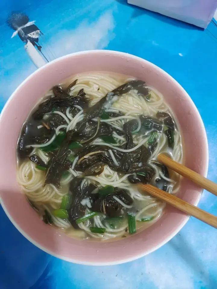 老家特产'芝麻叶面条'