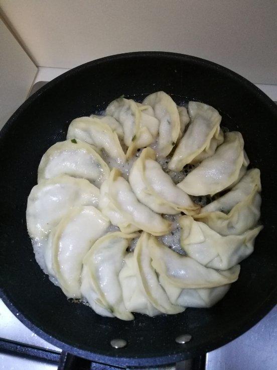 速冻水饺吃腻了吗~变锅贴吧(๑´ڡ`๑)