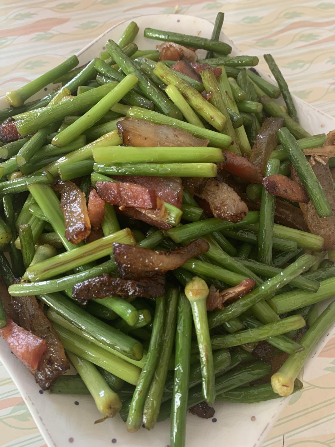 腊肉炒蒜苔的做法