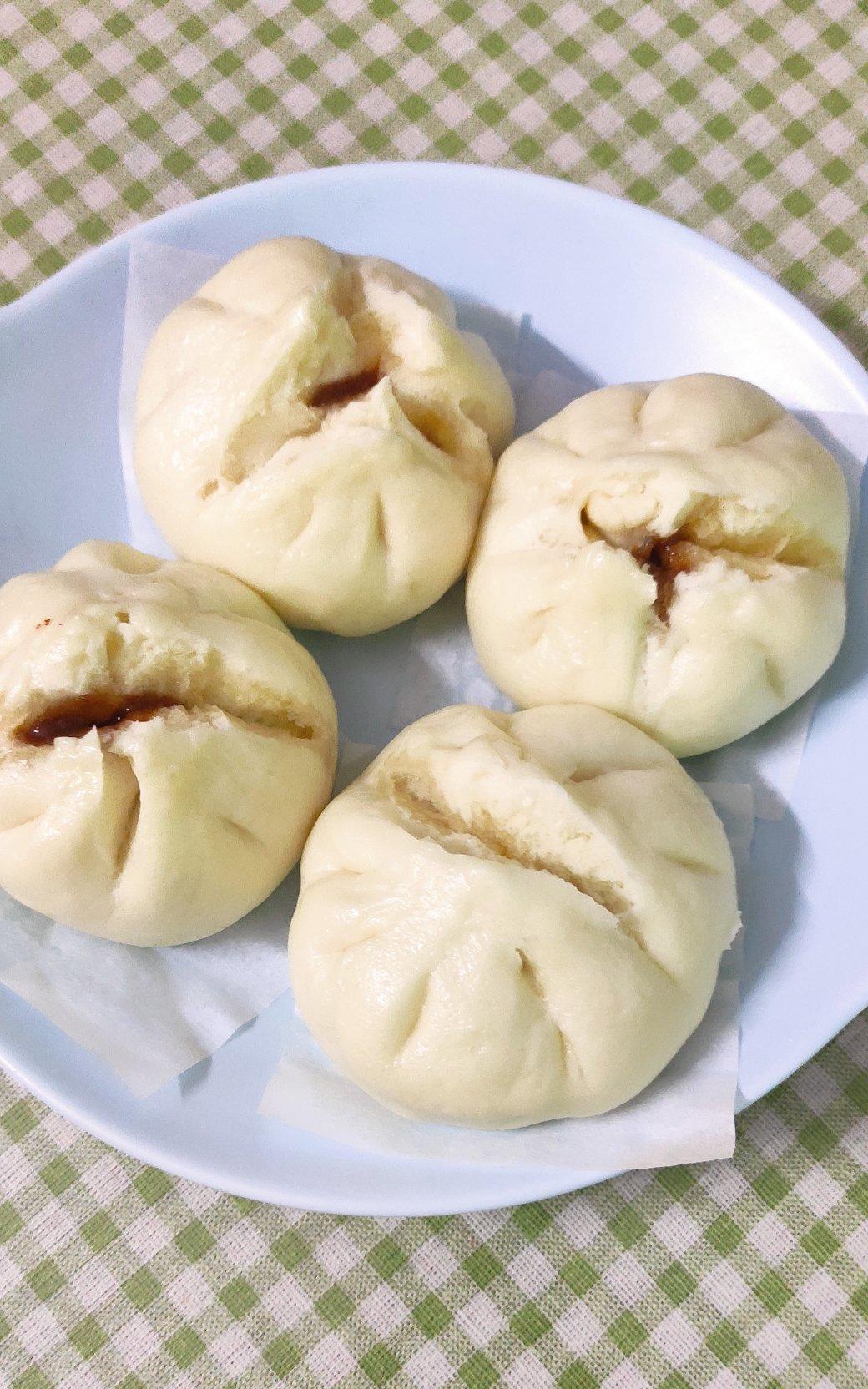 云朵般松软爆浆蜜汁叉烧包