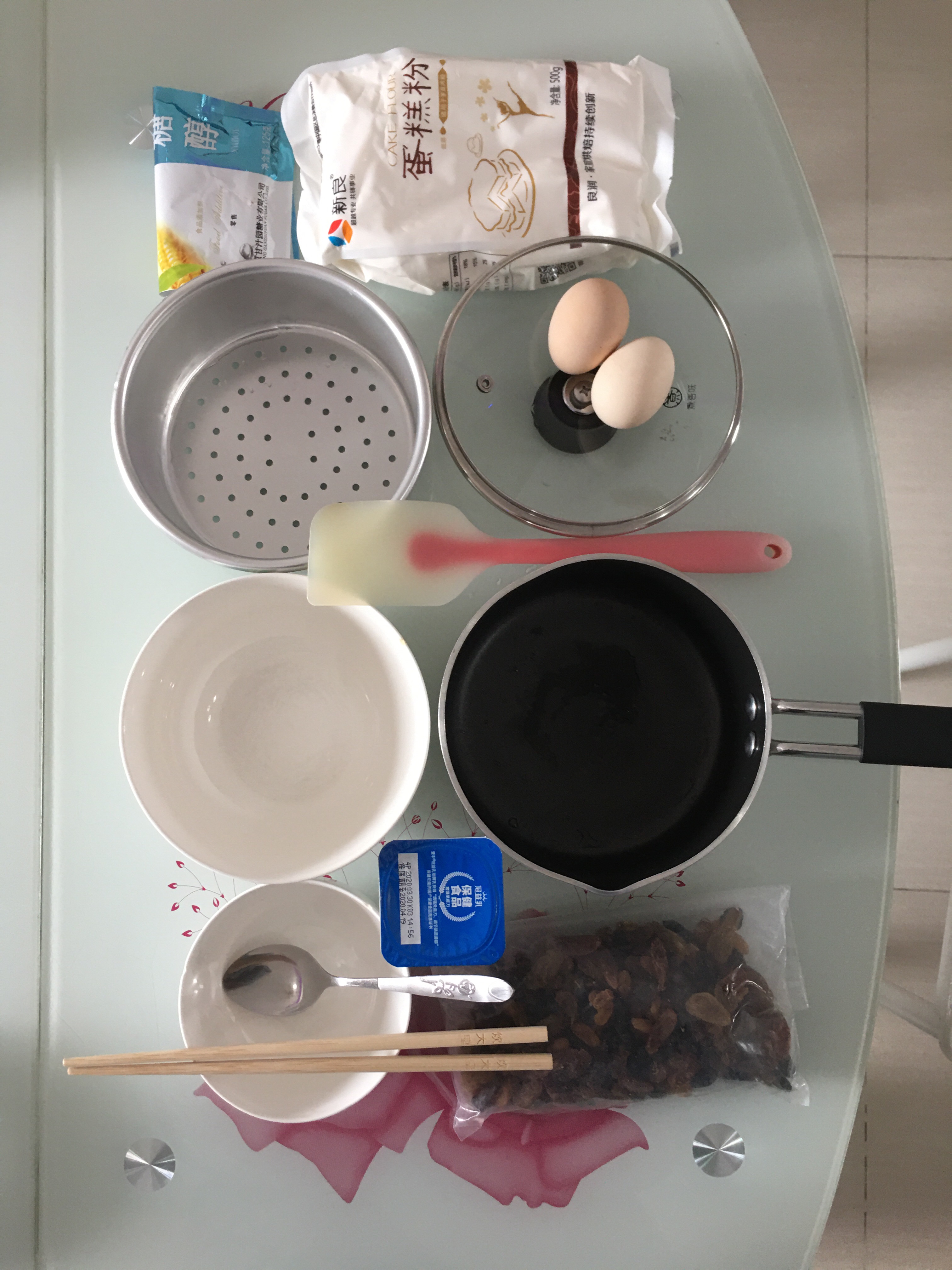 只需蛋/面粉/酸奶/勺子/碗筷的懒人蒸蛋糕的做法 步骤1