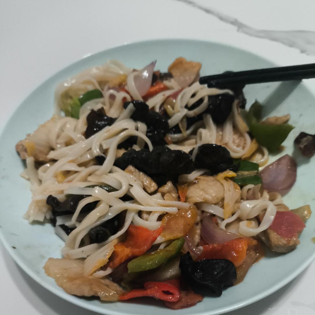 新疆过油肉拌面