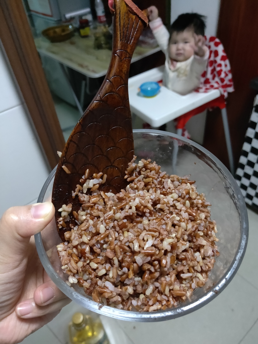 腊肠胡萝卜虾丁豌豆芦笋菠萝蛋炒杂粮饭的做法 步骤2