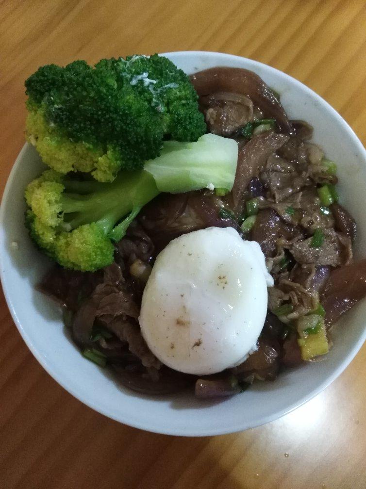 【温泉蛋肥牛盖饭】