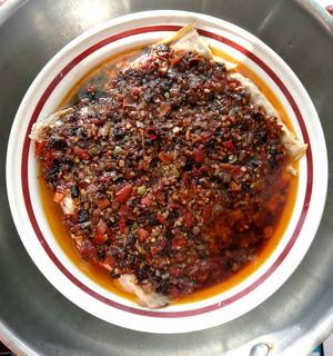 超级下饭解馋剁椒豆豉酱汁蒸鱼的做法 步骤3