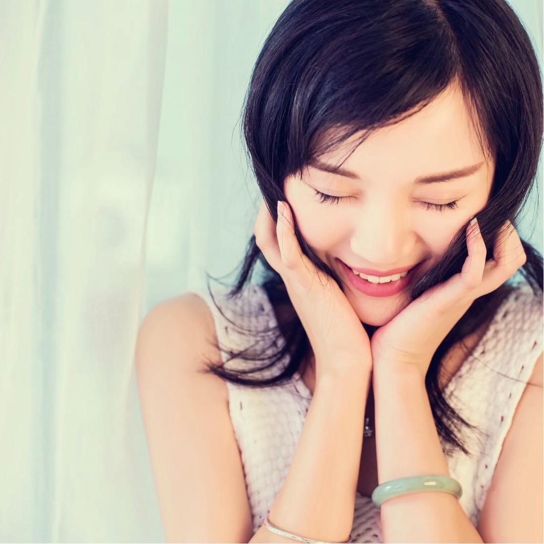 贝壳滚在沙层里