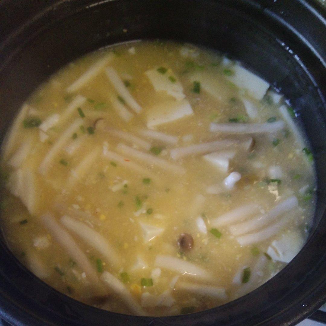 蟹味菇金汤鲜虾豆腐羹