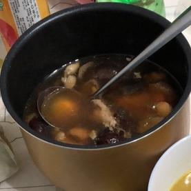枸杞红枣乌鸡汤