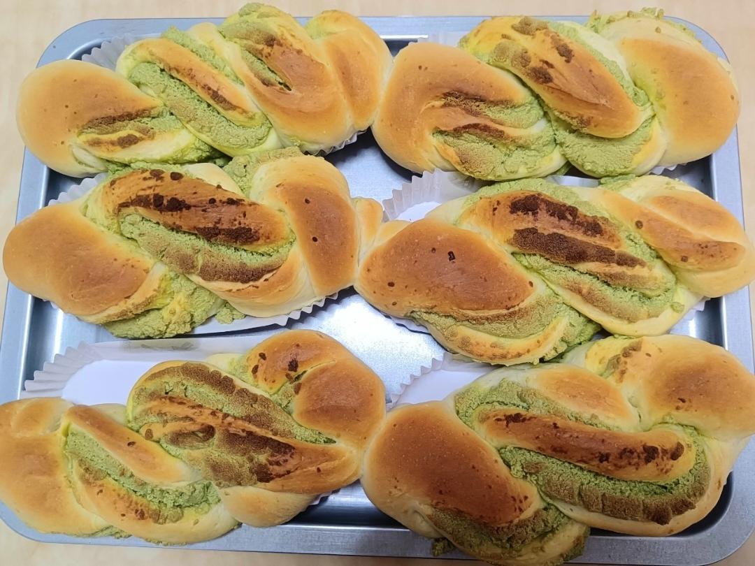 开心果酱奶酥面包｜面包柔软，奶酥巨香！