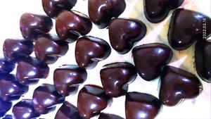 【自制无糖（纯天然代糖）巧克力系列】（之一）适合零基础的人能够看懂黑巧克力从原料到成型的全过程。告诉你自由调配各种黑巧的配方比例；附有65幅图片及视频讲解。的做法 步骤54