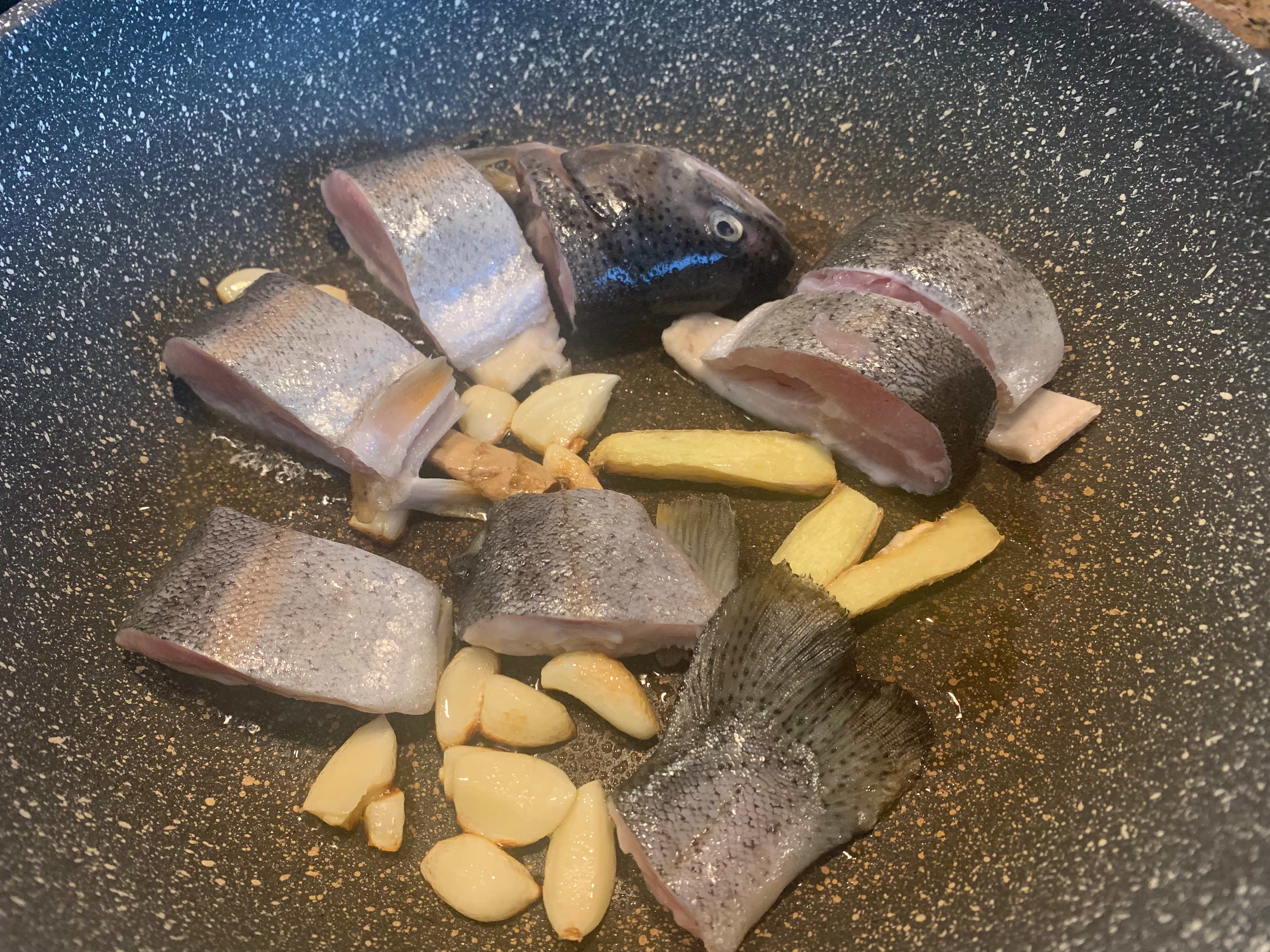 不放盐的豆腐炖粉条（有鱼在里面的那种😂）的做法 步骤2