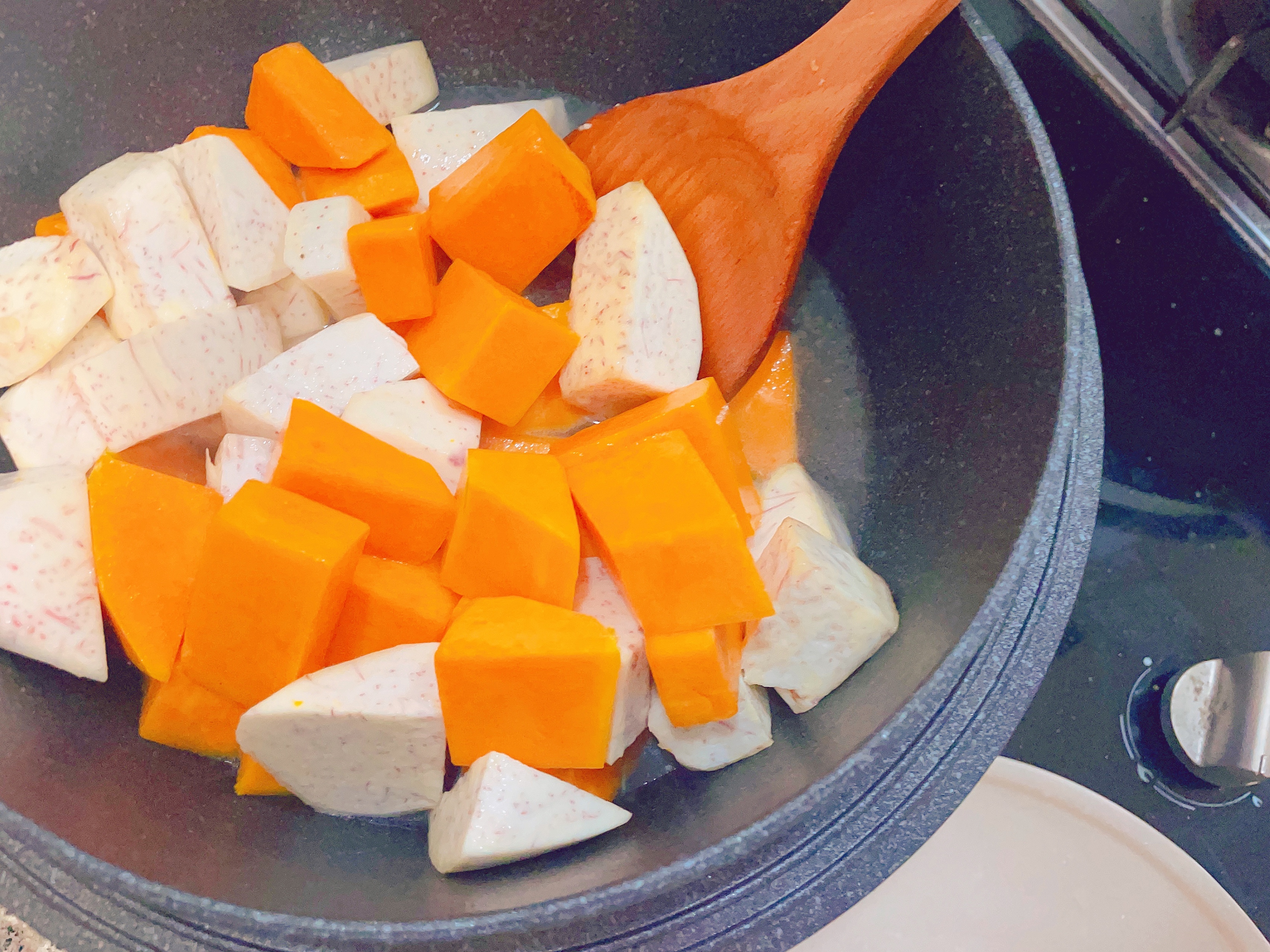 冬日椰浆南瓜香芋煲的做法 步骤3