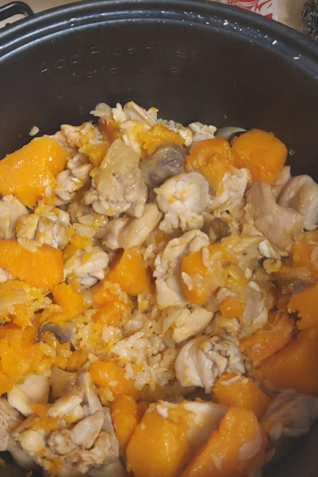【南瓜鸡肉焖饭】
