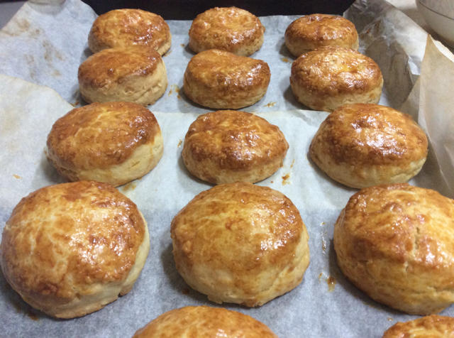 【视频】3分钟 奶油司康Scone(可能是世界上最快手的司康) 消耗淡奶油～