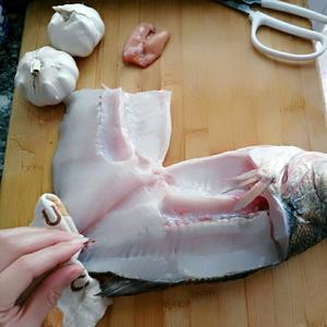 创意蒜蓉烤鲈鱼的做法 步骤3
