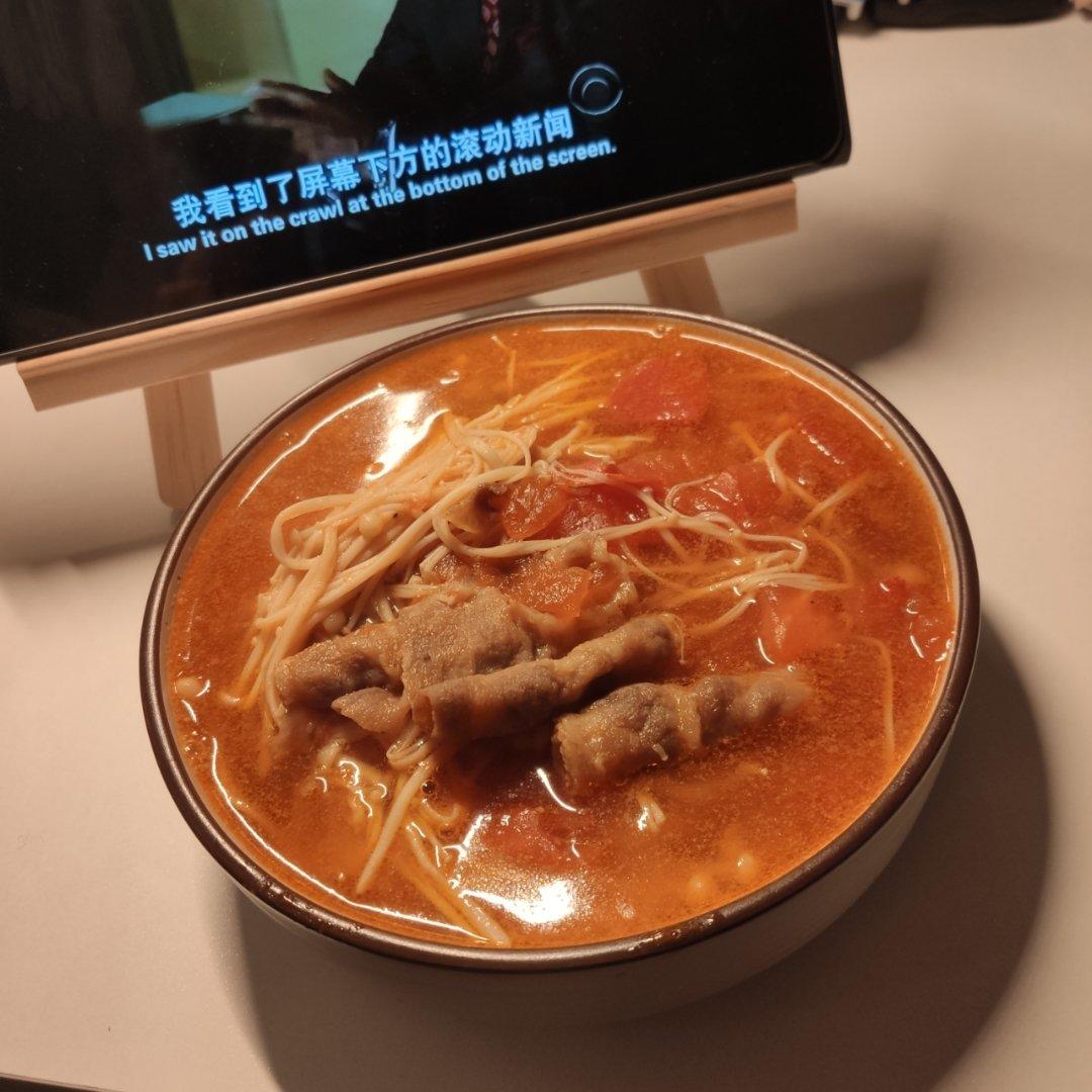 番茄金针菇肥牛锅 鲜到眉毛掉