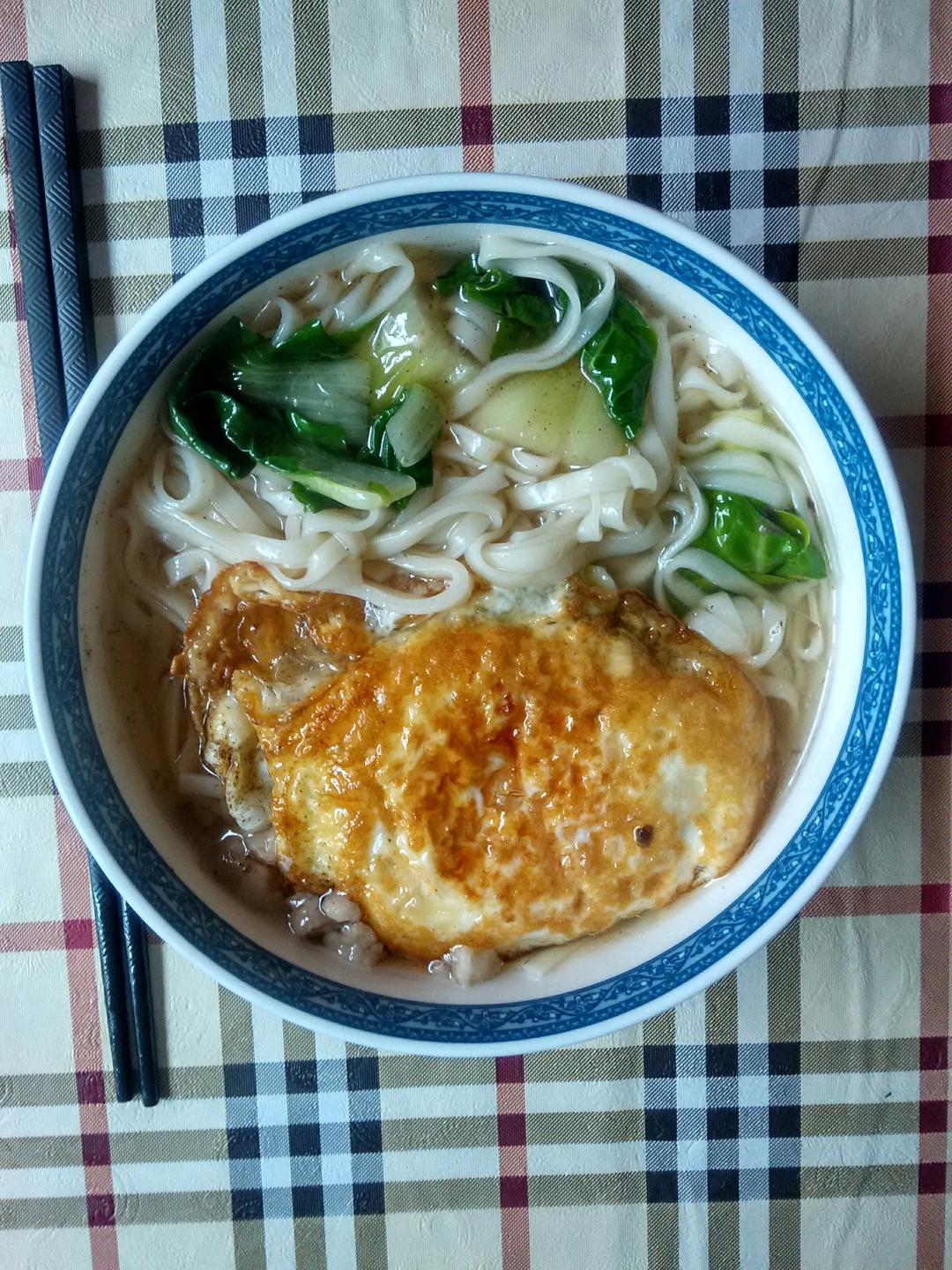 周末睡完懒觉需要一碗牛骨汤面