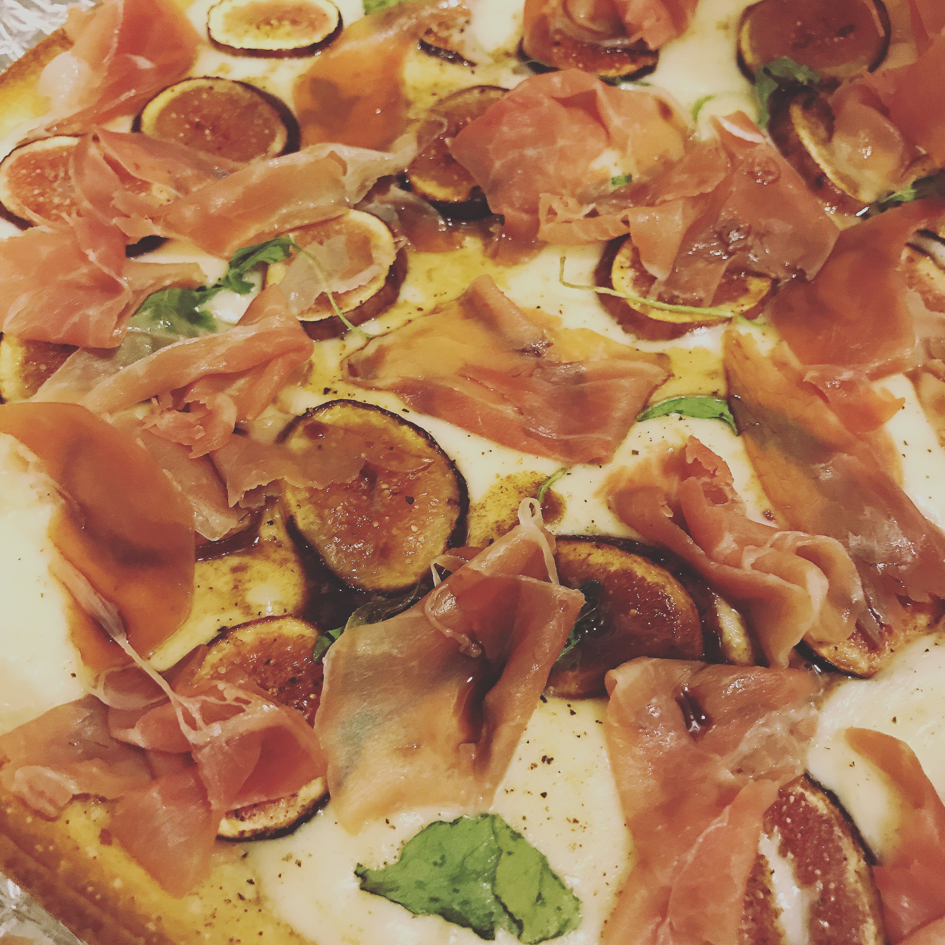 fig & prosciutto pizza with balsamic drizzle（无花果Pizza)的做法