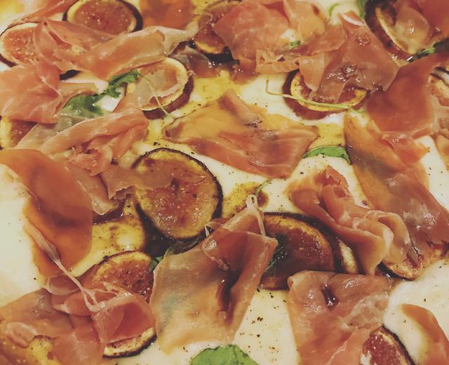 fig & prosciutto pizza with balsamic drizzle（无花果Pizza)的做法