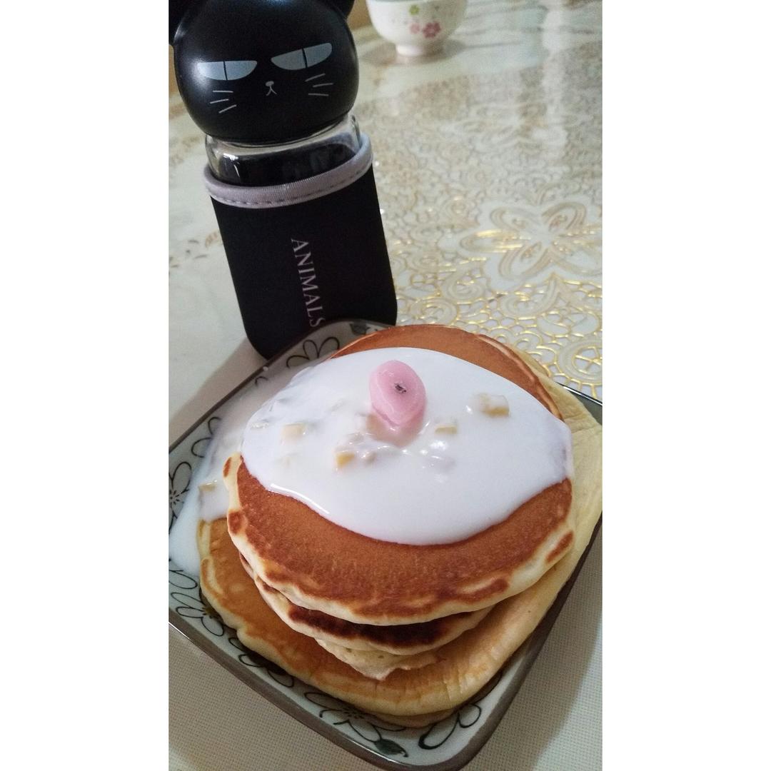 【酸奶松饼yogurt pancake】，搭上黑莓果酱和枫糖的美味。