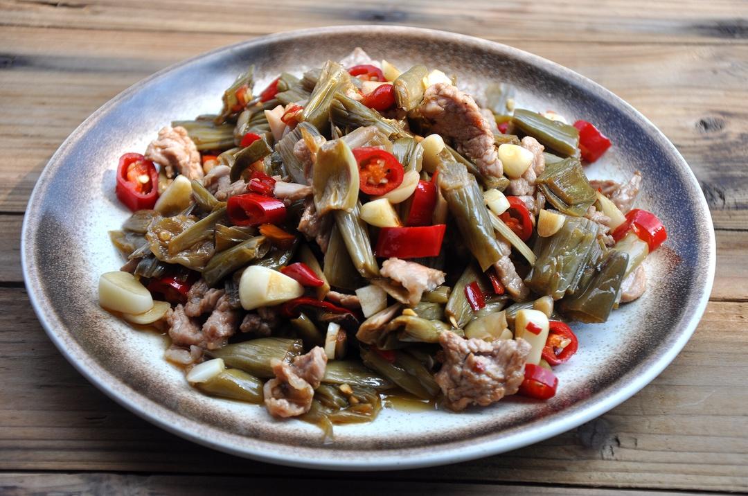 家常菜 扑芋杆炒肉         芋头全身都是宝,收获完根茎部分的芋头