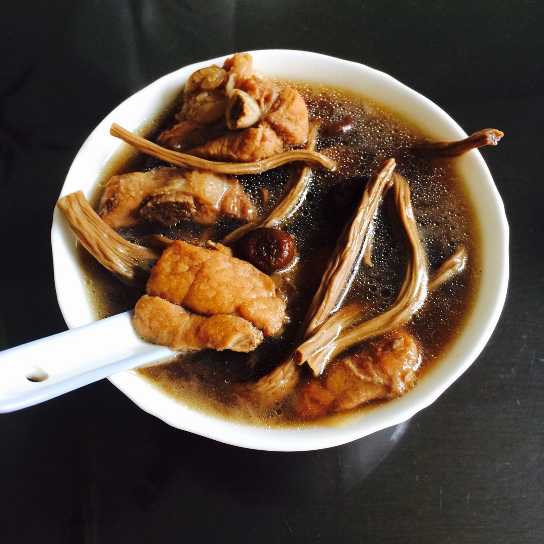 小王杰要勇敢做的茶树菇排骨汤