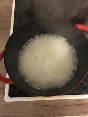 家常腊味煲仔饭（铸铁锅版）的做法 步骤1
